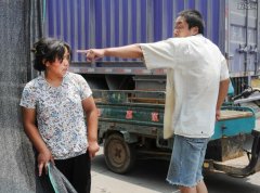 <b>上海小区居民回应居委会殴打两女子 来看事件始末</b>