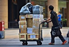 <b>上海一快递员自掏7万元给人买物资 传递正能量很暖心</b>